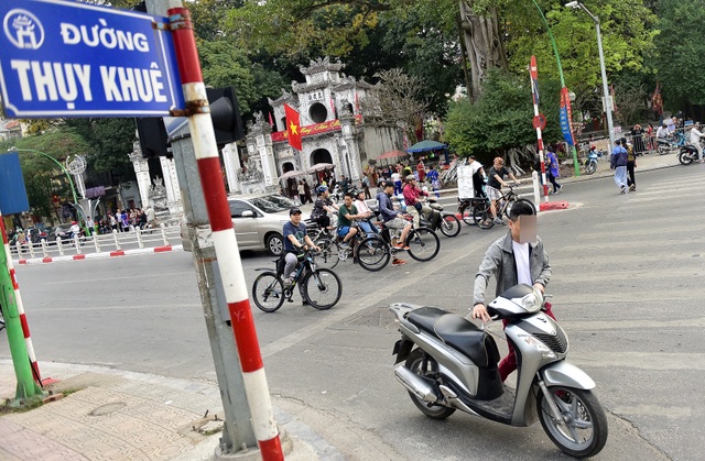 Ngày Tết, CSGT Hà Nội ra đường nhắc người dân đội mũ bảo hiểm - 7 Ngày Tết, CSGT Hà Nội ra đường nhắc người dân đội mũ bảo hiểm - 7