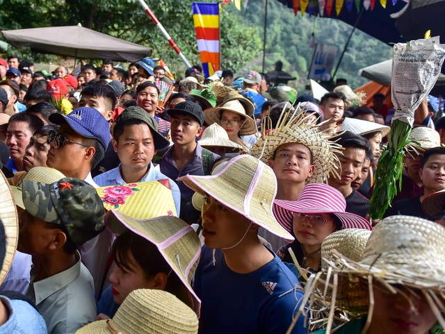 Biển người đổ về chùa Hương trước ngày khai hội - 8