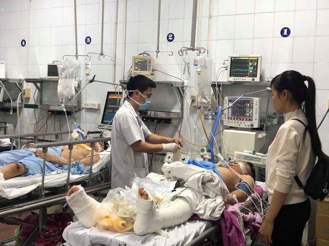 Bệnh viện đông nghẹt bệnh nhân cấp cứu, tai nạn trong những ngày Tết | Báo Dân trí