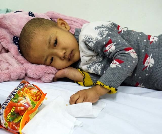 Tiếng khóc xé lòng của bé 5 tuổi liên tục 3 năm chống chọi với bệnh ung thư - 1 Tiếng khóc xé lòng của bé 5 tuổi liên tục 3 năm chống chọi với bệnh ung thư - 1