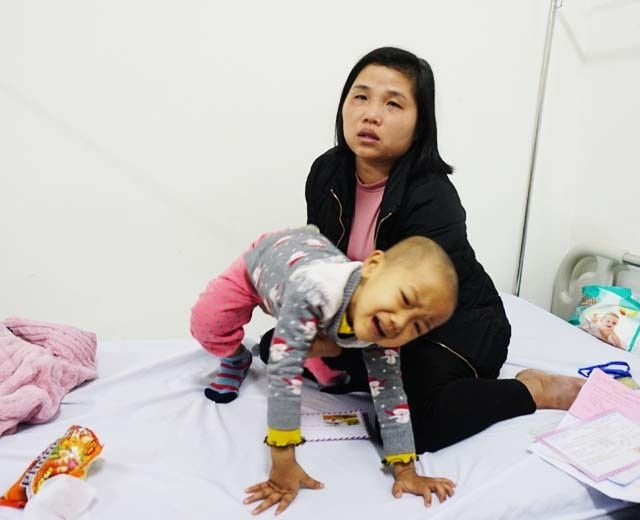 Tiếng khóc xé lòng của bé 5 tuổi liên tục 3 năm chống chọi với bệnh ung thư - 6 Tiếng khóc xé lòng của bé 5 tuổi liên tục 3 năm chống chọi với bệnh ung thư - 6
