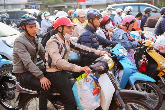 Đoàn xe ùn tắc hàng km ở cửa ngõ Hà Nội - 5 Đoàn xe ùn tắc hàng km ở cửa ngõ Hà Nội - 5