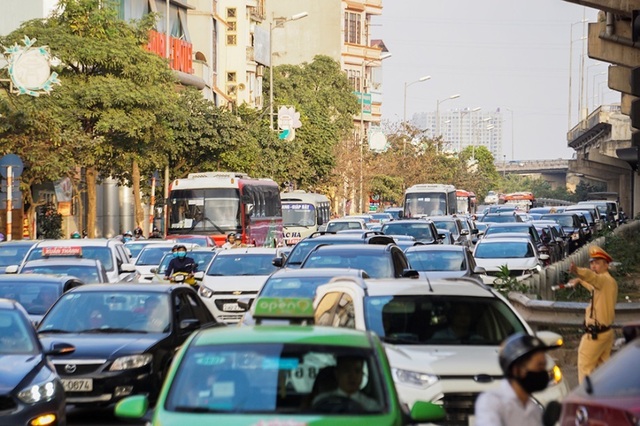 Đoàn xe ùn tắc hàng km ở cửa ngõ Hà Nội - 6 Đoàn xe ùn tắc hàng km ở cửa ngõ Hà Nội - 6