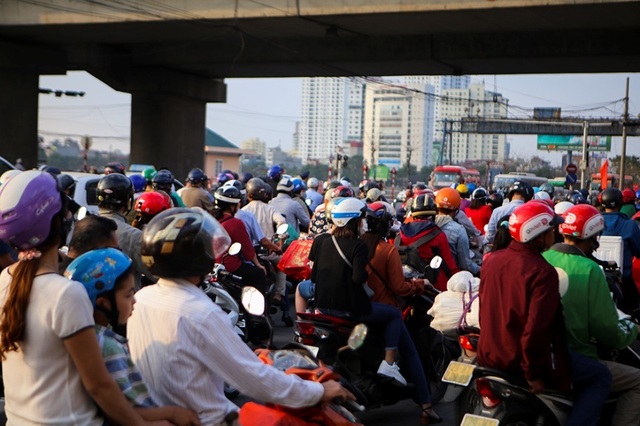 Đoàn xe ùn tắc hàng km ở cửa ngõ Hà Nội - 7 Đoàn xe ùn tắc hàng km ở cửa ngõ Hà Nội - 7