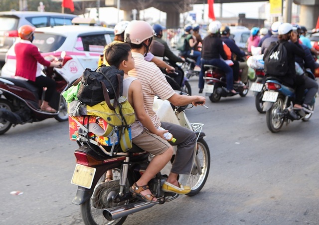 Đoàn xe ùn tắc hàng km ở cửa ngõ Hà Nội - 8 Đoàn xe ùn tắc hàng km ở cửa ngõ Hà Nội - 8