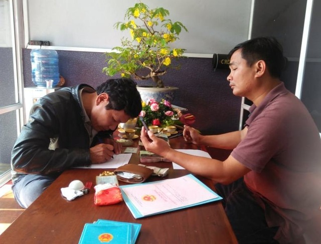 Hành khách tìm được túi xách đựng nhiều tiền, vàng bỏ quên khi đi xe - 1 Hành khách tìm được túi xách đựng nhiều tiền, vàng bỏ quên khi đi xe - 1