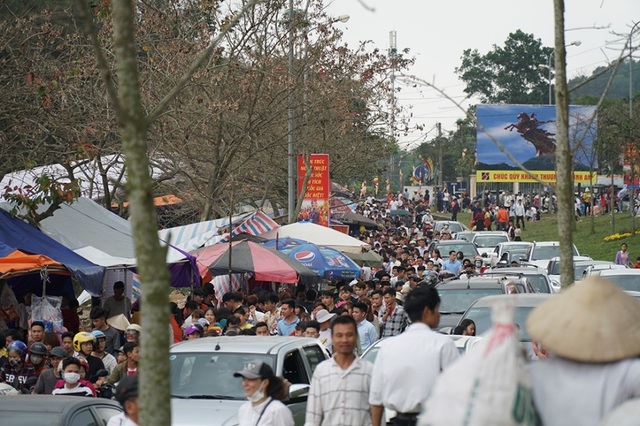 Bé gái 12 tuổi được làm Nữ tướng ở hội Gióng - 1 Bé gái 12 tuổi được làm Nữ tướng ở hội Gióng - 1