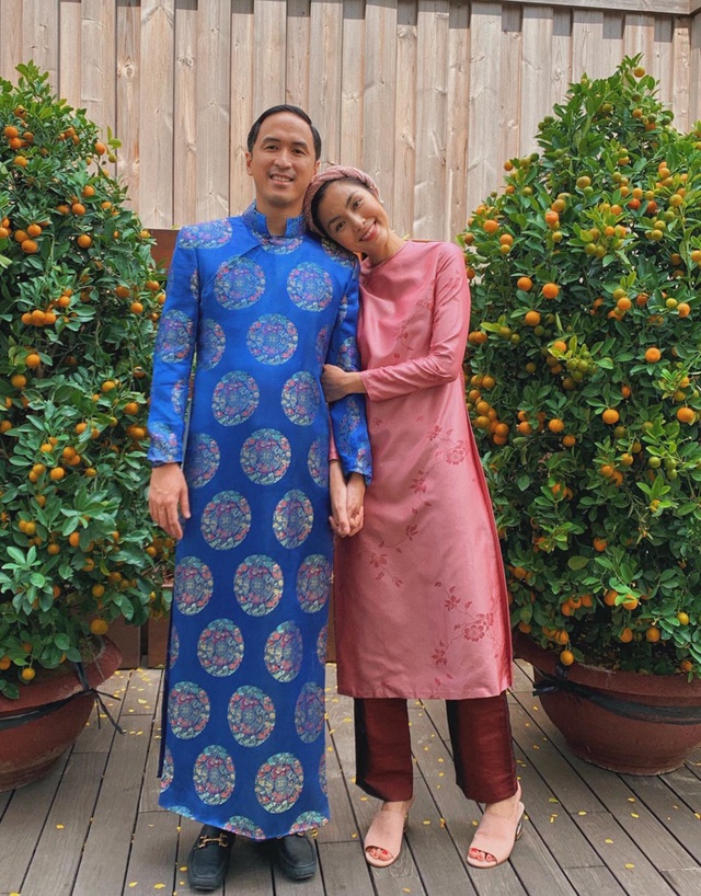 Vợ chồng Hà Tăng diện áo dài cực đẹp đôi, Mỹ Tâm giản dị với... dép tổ ong - 1