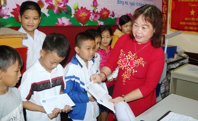 Quảng Trị: Trao học bổng đến học sinh, sinh viên nghèo hiếu học dịp đầu xuân - 1 Quảng Trị: Trao học bổng đến học sinh, sinh viên nghèo hiếu học dịp đầu xuân - 1