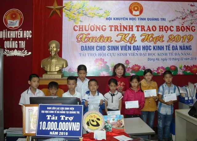 Quảng Trị: Trao học bổng đến học sinh, sinh viên nghèo hiếu học dịp đầu xuân - 3 Quảng Trị: Trao học bổng đến học sinh, sinh viên nghèo hiếu học dịp đầu xuân - 3