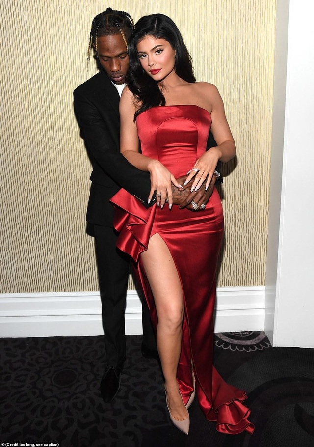 Kylie Jenner tình tứ bên Travis Scott - 2 Kylie Jenner tình tứ bên Travis Scott - 2