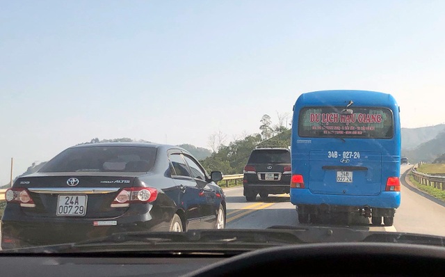 Ô tô “đua nhau” vượt ẩu trên cao tốc Nội Bài - Lào Cai - 1