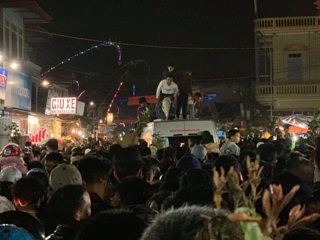 Tất cả tạo nên một mớ hỗn độn ở chợ Viềng Tất cả tạo nên một mớ hỗn độn ở chợ Viềng