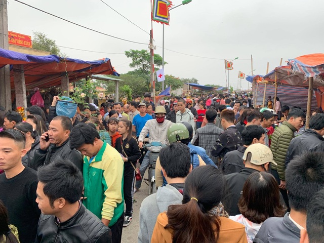 Chưa khai hội, Chợ Viềng đã nêm chật cứng người - 12 Chưa khai hội, Chợ Viềng đã nêm chật cứng người - 12