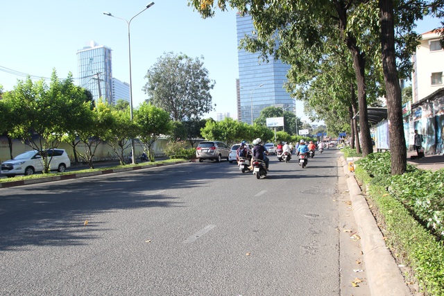 Đường phố Sài Gòn thênh thang đến lạ trong ngày làm việc đầu năm - 16