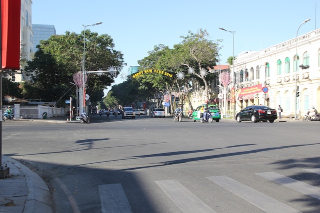 Đường phố Sài Gòn thênh thang đến lạ trong ngày làm việc đầu năm - 19