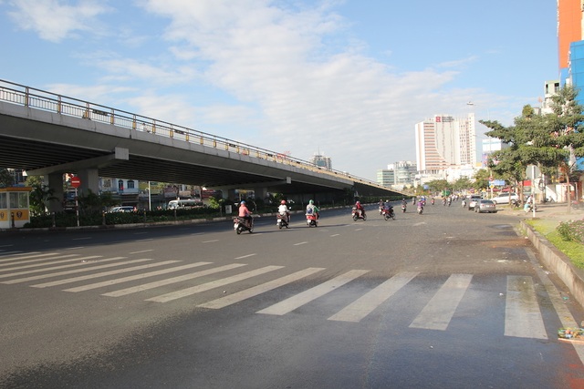 Đường phố Sài Gòn thênh thang đến lạ trong ngày làm việc đầu năm - 13