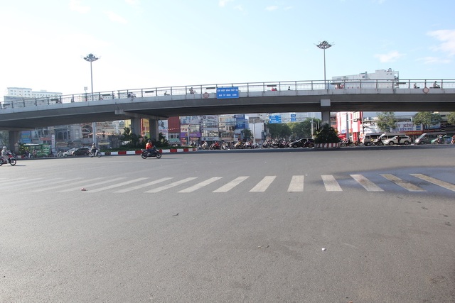 Đường phố Sài Gòn thênh thang đến lạ trong ngày làm việc đầu năm - 12