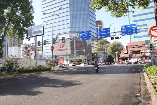 Đường phố Sài Gòn thênh thang đến lạ trong ngày làm việc đầu năm - 17