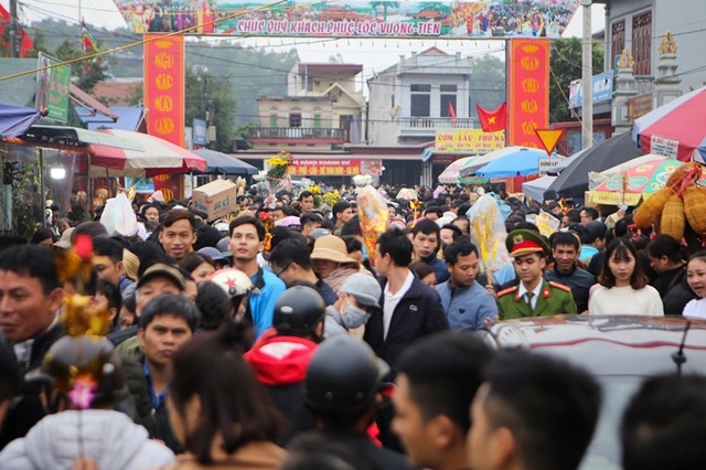 Hàng vạn người đổ về phiên chợ mua may bán rủi ở Nam Định - 1 Hàng vạn người đổ về phiên chợ mua may bán rủi ở Nam Định - 1