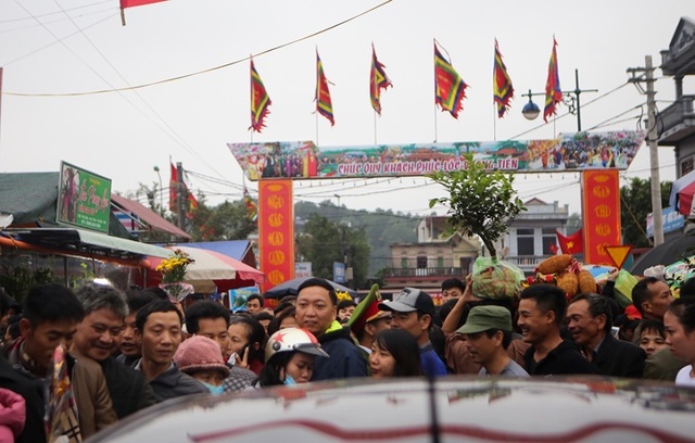 Hàng vạn người đổ về phiên chợ mua may bán rủi ở Nam Định - 4 Hàng vạn người đổ về phiên chợ mua may bán rủi ở Nam Định - 4