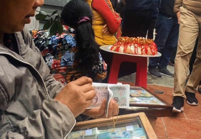 Hàng vạn người đổ về phiên chợ mua may bán rủi ở Nam Định - 11 Hàng vạn người đổ về phiên chợ mua may bán rủi ở Nam Định - 11
