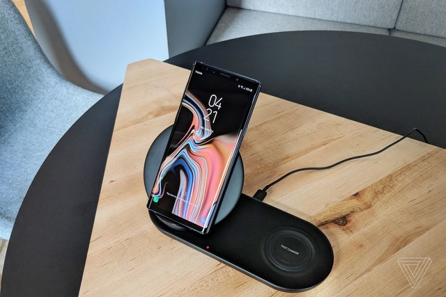 Rò rỉ tính năng chạm hai điện thoại để sạc của Galaxy S10 - 2 Rò rỉ tính năng chạm hai điện thoại để sạc của Galaxy S10 - 2