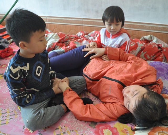 “Mẹ chỉ ốm thôi, không được chết đâu nhé !” - 3 “Mẹ chỉ ốm thôi, không được chết đâu nhé !” - 3