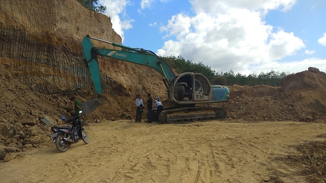 Đột kích “công trường” khai thác đất sét trái phép trong đêm tại Kon Tum! - 1 Đột kích “công trường” khai thác đất sét trái phép trong đêm tại Kon Tum! - 1