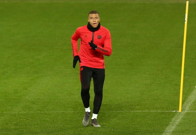 Các cầu thủ PSG luyện tập làm quen với mặt sân Old Trafford - 6 Các cầu thủ PSG luyện tập làm quen với mặt sân Old Trafford - 6