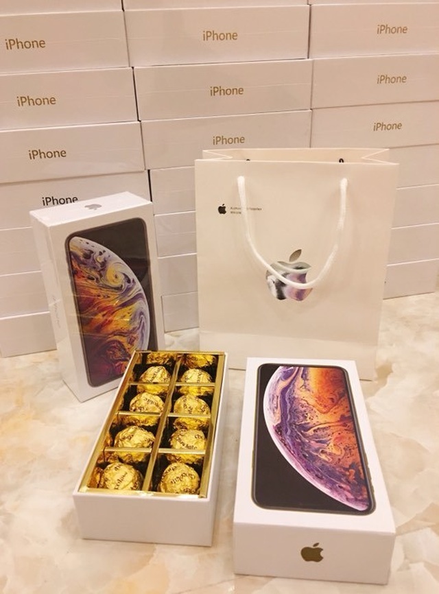 Hộp socola iPhone XS Max có vẻ ngoài rất giống hàng thật. Hộp socola iPhone XS Max có vẻ ngoài rất giống hàng thật.