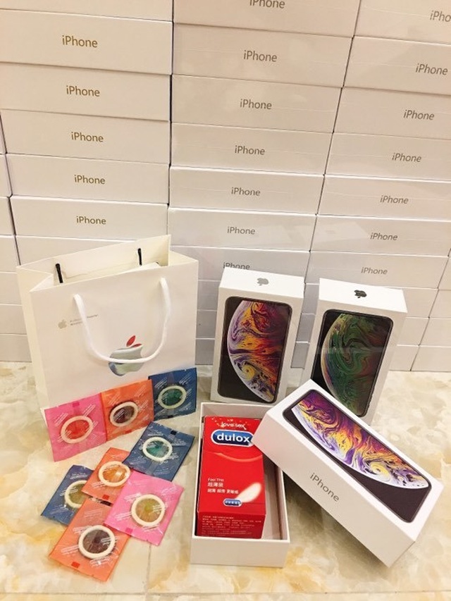 Ngoài socola, chị Trang còn bán bộ quà tặng túi hộp kẹo giả Durex. Ngoài socola, chị Trang còn bán bộ quà tặng túi hộp kẹo giả Durex.