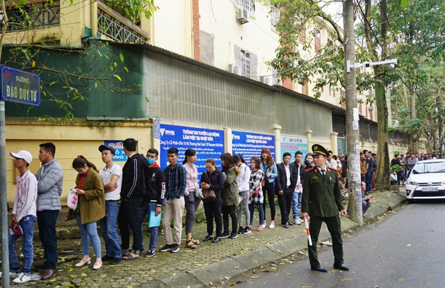 Người dân rồng rắn xếp hàng làm thủ tục cấp đổi hộ chiếu - 3 Người dân rồng rắn xếp hàng làm thủ tục cấp đổi hộ chiếu - 3