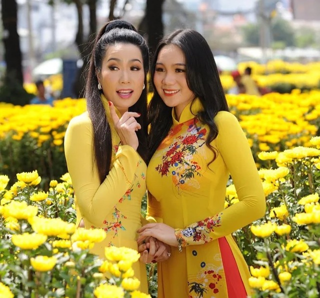 Con gái lớn Trịnh Kim Chi xinh như hoa hậu, điệu đà du xuân cùng mẹ - 5