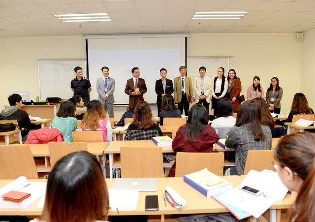 Hiệu trưởng trường ĐH Kinh tế quốc dân lì xì tới từng sinh viên - 2 Hiệu trưởng trường ĐH Kinh tế quốc dân lì xì tới từng sinh viên - 2