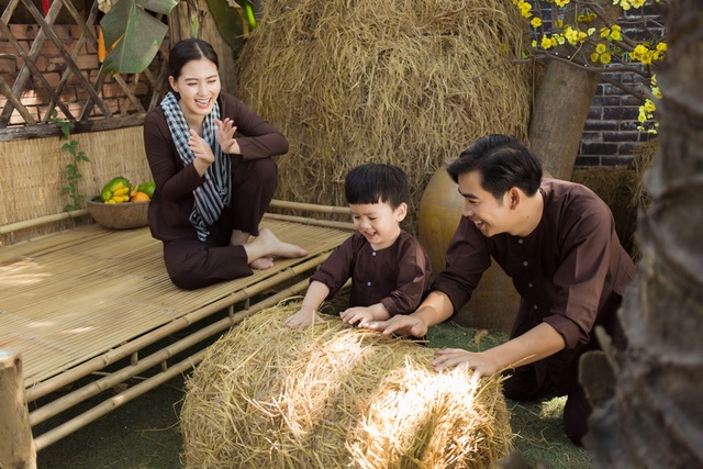 Ngọc Lan, Thanh Bình nhắng nhít chụp ảnh Tết cùng con trai - 9 Ngọc Lan, Thanh Bình nhắng nhít chụp ảnh Tết cùng con trai - 9