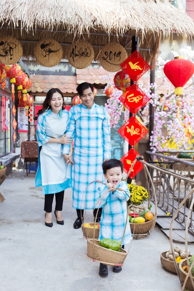 Ngọc Lan, Thanh Bình nhắng nhít chụp ảnh Tết cùng con trai - 2 Ngọc Lan, Thanh Bình nhắng nhít chụp ảnh Tết cùng con trai - 2