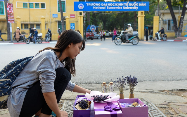 Sinh viên “hái ra tiền” nhờ bán socola và hoa hồng ngày lễ tình nhân - 2