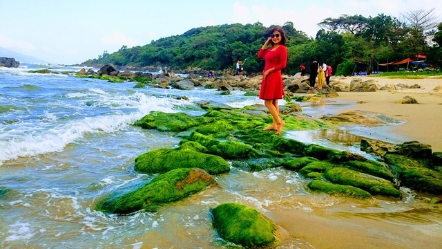 Rạn Nam Ô: Đẹp ngỡ ngàng rạn rêu xanh thu hút du khách ngày đầu xuân - 6 Rạn Nam Ô: Đẹp ngỡ ngàng rạn rêu xanh thu hút du khách ngày đầu xuân - 6