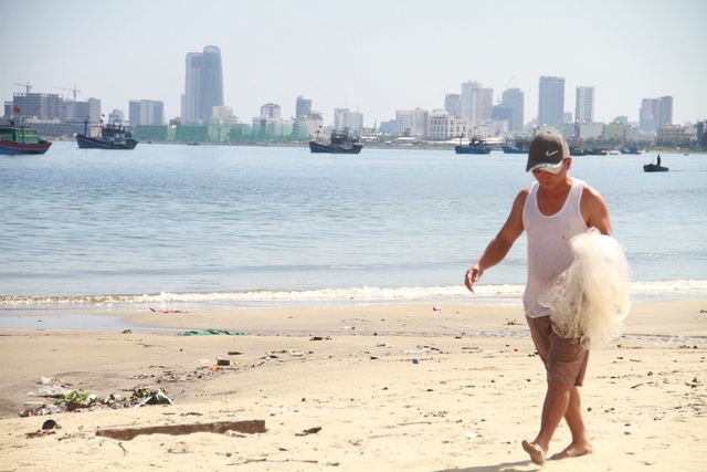 Gần 4 km bờ biển Đà Nẵng nước đen ngòm sau Tết - 4 Gần 4 km bờ biển Đà Nẵng nước đen ngòm sau Tết - 4