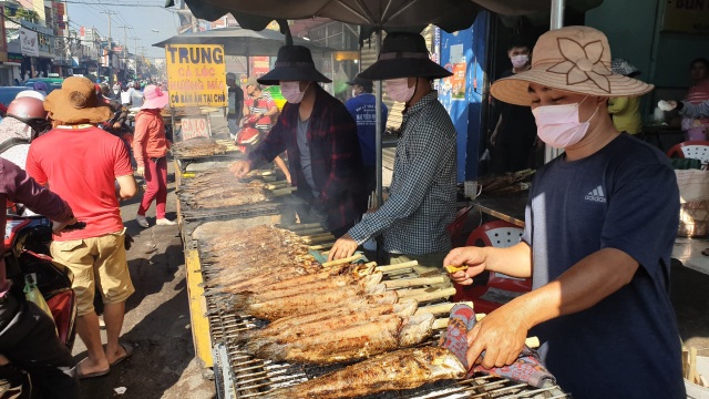 Phố cá lóc nướng ở Sài Gòn đông nghẹt ngày vía Thần tài 