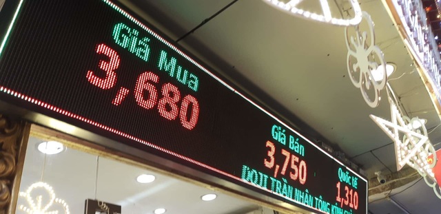 Hà Nội: Xếp hàng từ rạng sáng mua vàng đón Vía Thần Tài - 11 Hà Nội: Xếp hàng từ rạng sáng mua vàng đón Vía Thần Tài - 11