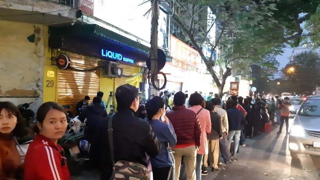 Hà Nội: Xếp hàng từ rạng sáng mua vàng đón Vía Thần Tài - 4 Hà Nội: Xếp hàng từ rạng sáng mua vàng đón Vía Thần Tài - 4