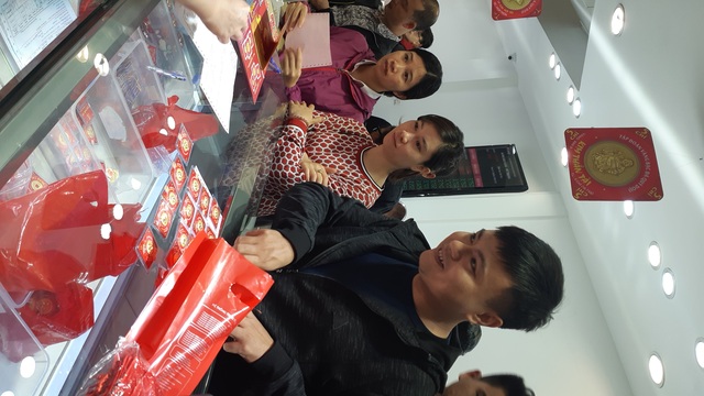 Thiếu gia Hà Nội mua nhanh 40 chỉ vàng cầu may ngày Valentine - 6 Thiếu gia Hà Nội mua nhanh 40 chỉ vàng cầu may ngày Valentine - 6