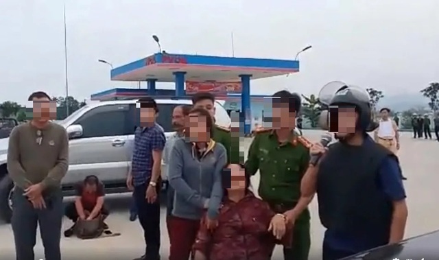Nhiều giờ vây bắt nhóm đối tượng nghi buôn hàng cấm ôm hàng nóng cố thủ - 4 Nhiều giờ vây bắt nhóm đối tượng nghi buôn hàng cấm ôm hàng nóng cố thủ - 4