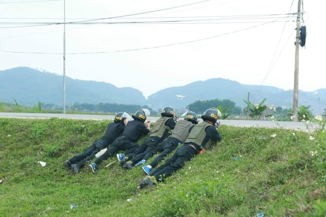 17 giờ “cân não” truy bắt nhóm đối tượng ôm hàng nóng cố thủ - 5