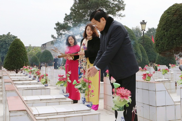 Chủ tịch nước dâng hương các liệt sĩ trong cuộc chiến tranh biên giới phía Bắc - 2 Chủ tịch nước Trương Tấn Sang đến đặt vòng hoa và thắp hương tại Nghĩa trang liệt sĩ thành phố Lạng Sơn. Ảnh: Nguyễn Khang – TTXVN