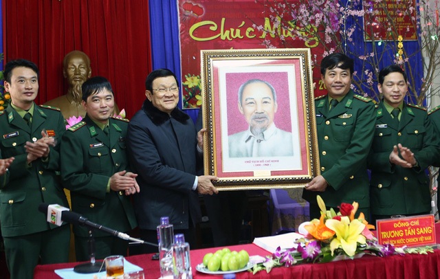 Chủ tịch nước dâng hương các liệt sĩ trong cuộc chiến tranh biên giới phía Bắc - 1 Chủ tịch nước Trương Tấn Sang tặng bức ảnh Bác Hồ cho cán bộ, chiến sĩ Đồn Biên phòng Hữu Nghị. Ảnh: Nguyễn Khang – TTXVN