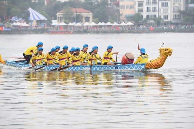 Kịch tính tranh tài bơi chải thuyền rồng trên mặt nước Hồ Tây - 8 Kịch tính tranh tài bơi chải thuyền rồng trên mặt nước Hồ Tây - 8