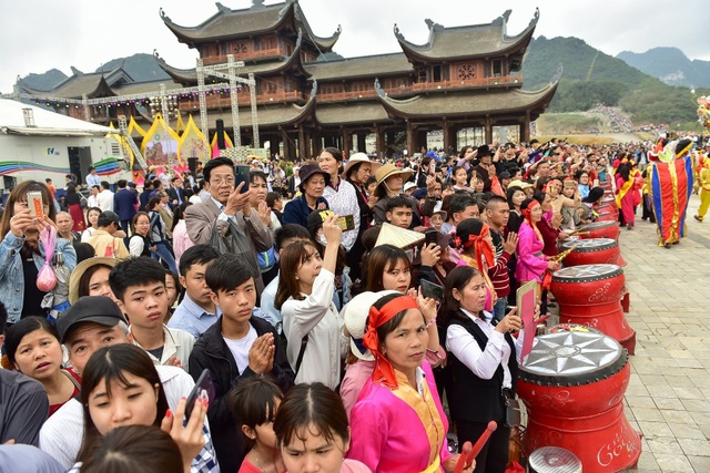 Hàng nghìn người đổ về dự lễ khai hội xuân ở ngôi chùa lớn nhất thế giới - 8